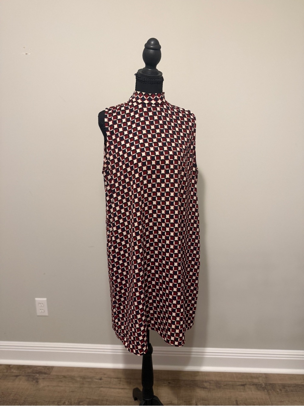 Glamorous Sleeveless Mock Neck Geometric Shift Dress in Burgundy and Cream